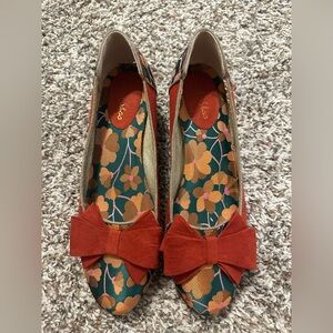 Ruby shoo floral design with bow